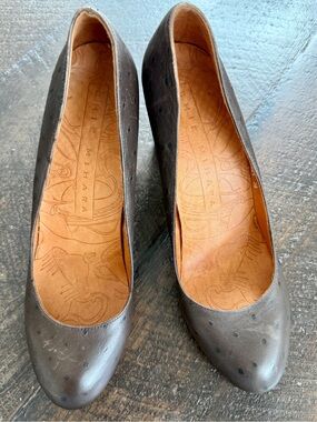 Chie Mihara Chocolate Brown Round Toe Leather Pumps
